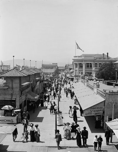 Un paseo, Long Beach, California, c.1910-20 de Detroit Publishing Co.